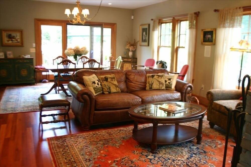 Photo of Livingroom in Jamestown