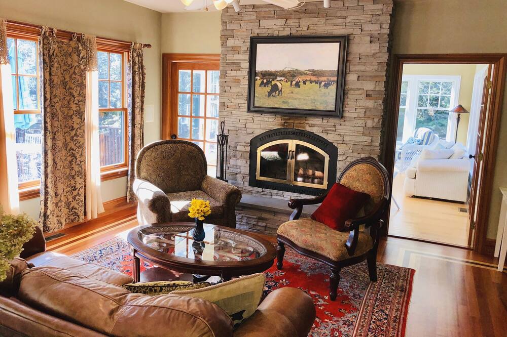 Photo of Livingroom in Jamestown