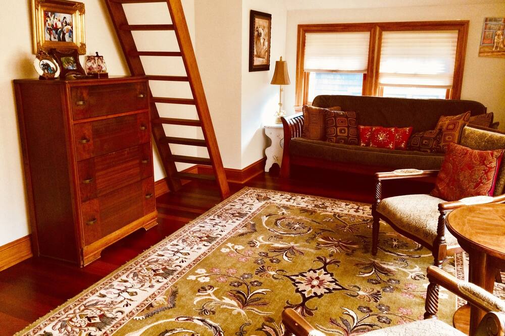 Photo of Livingroom in Jamestown