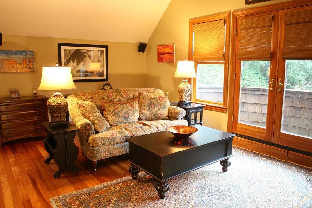 Photo of Livingroom in Jamestown