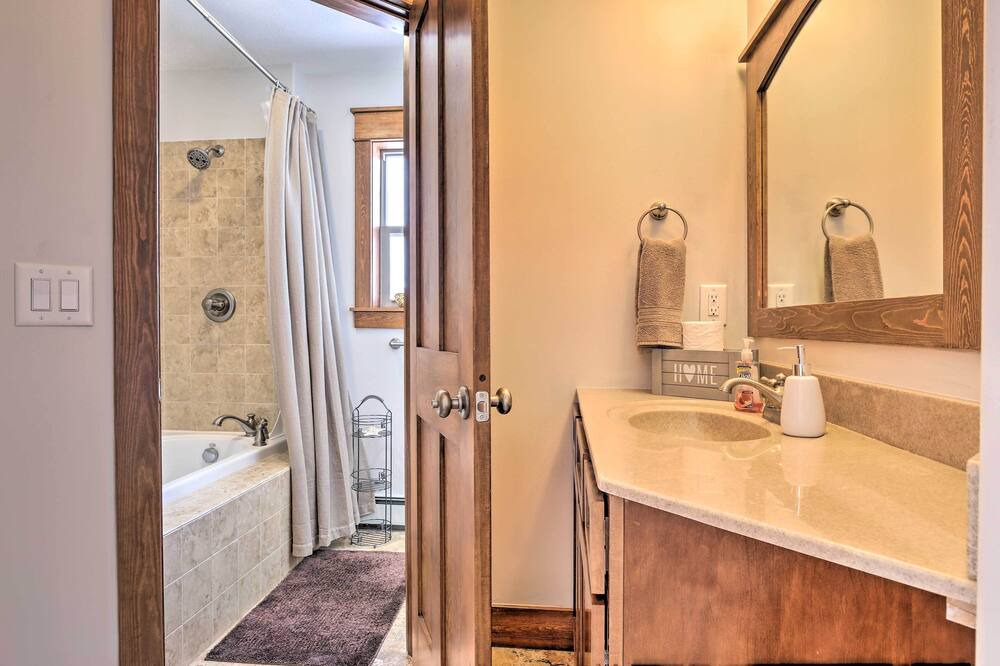 Photo of Bathroom in Summit Cove