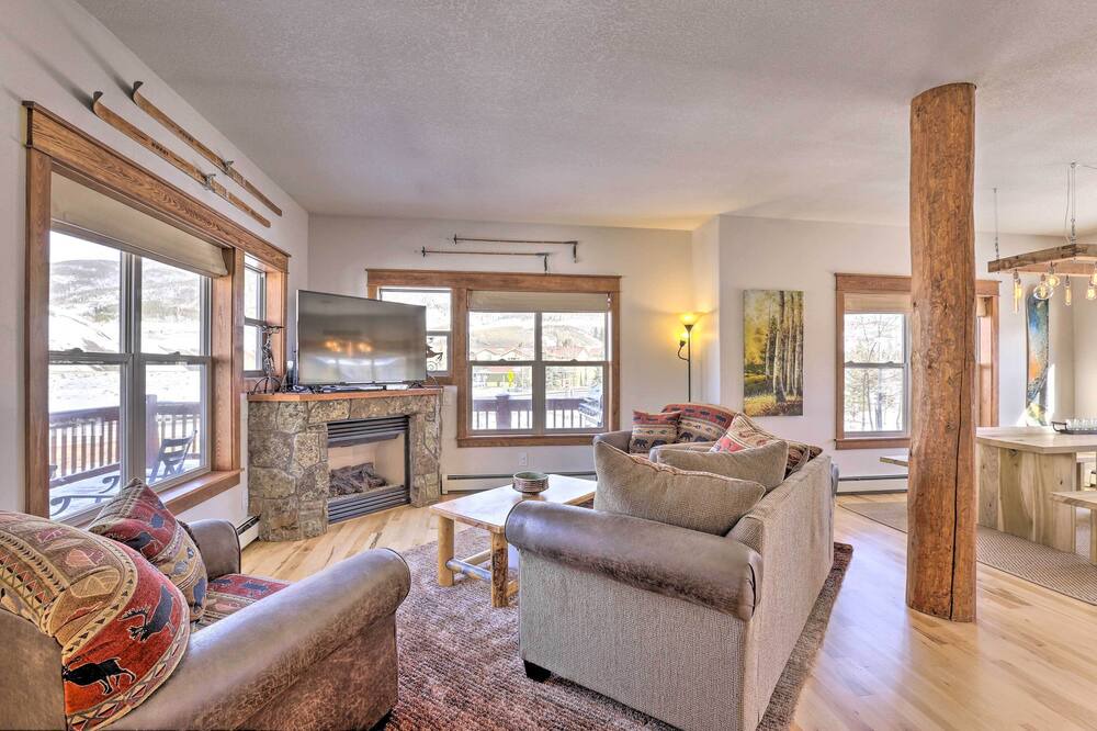 Photo of Livingroom in Summit Cove
