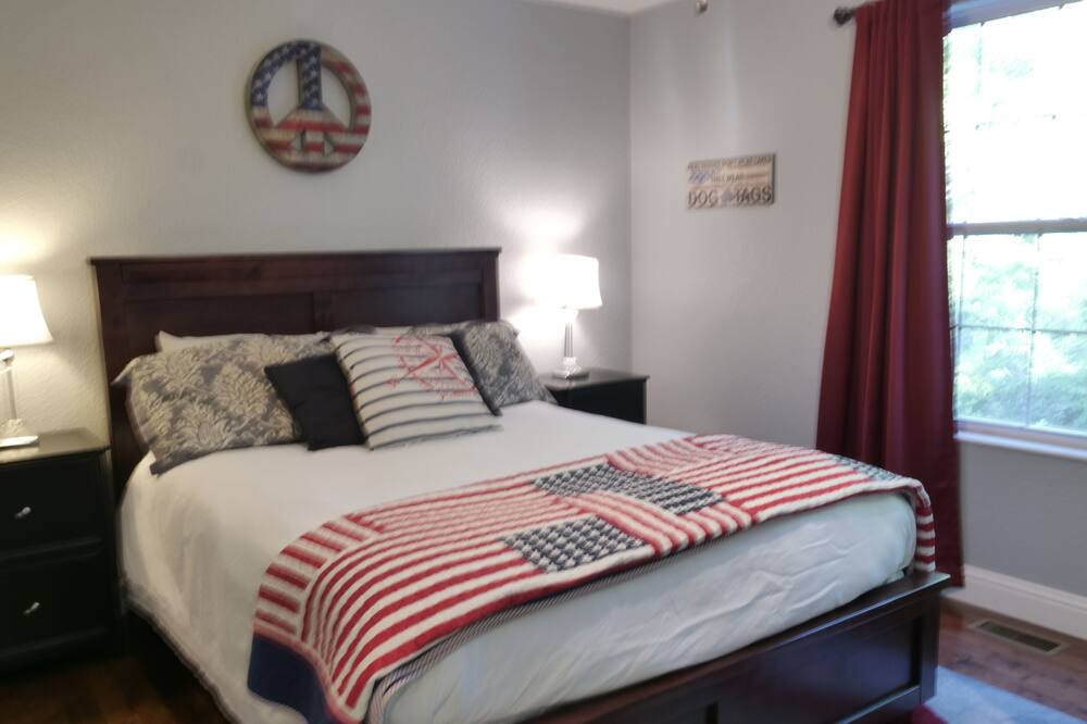 Photo of Bedroom in Linn Creek