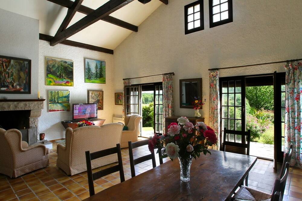 Photo of Livingroom in Arbonne