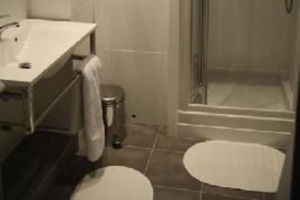 Photo of Bathroom in Cauterets