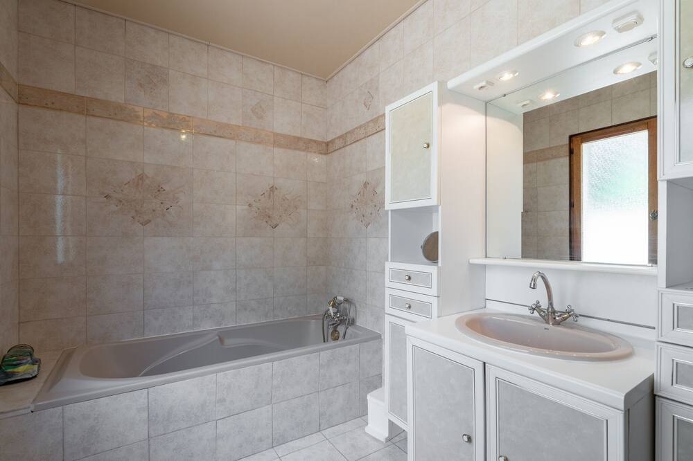 Photo of Bathroom in Puisserguier