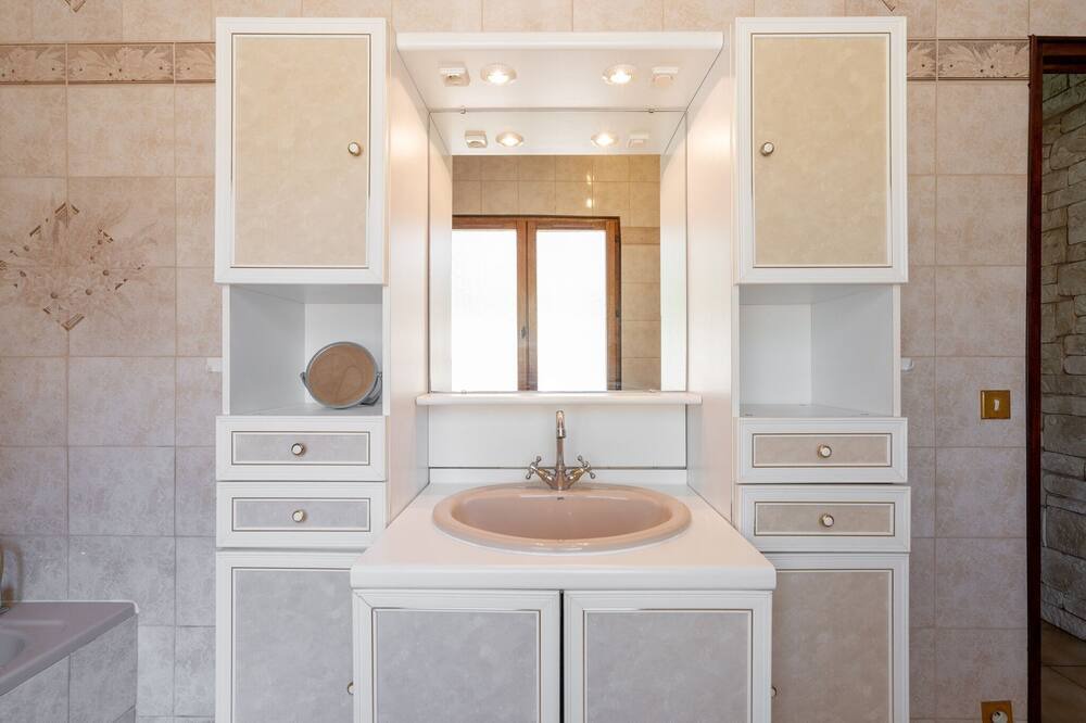Photo of Bathroom in Puisserguier