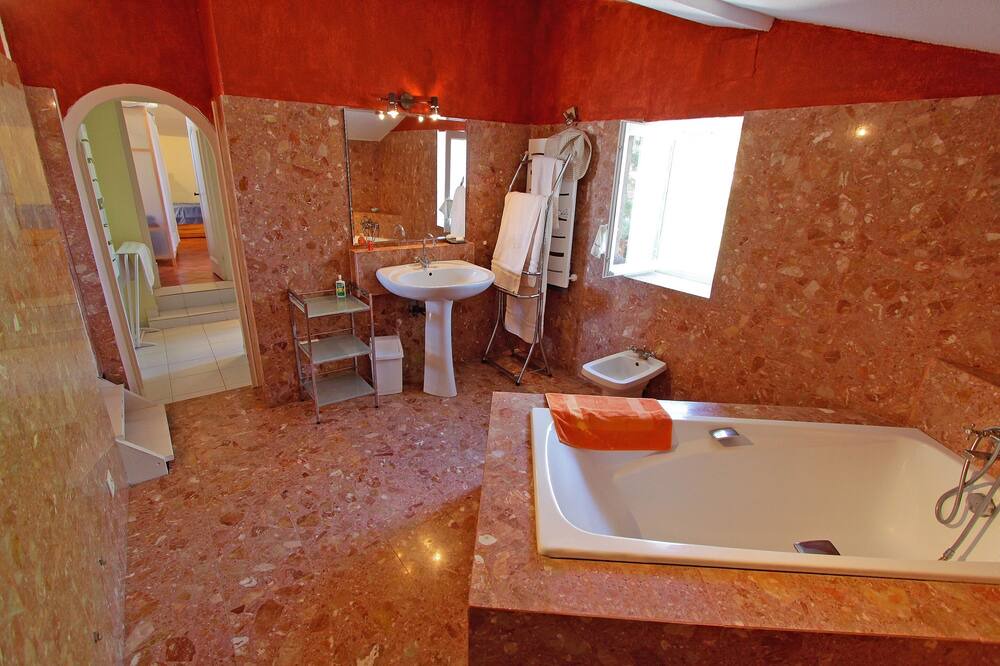 Photo of Bathroom in Montseret