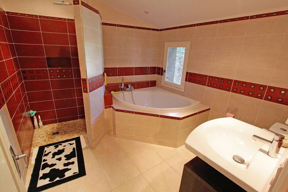 Photo of Bathroom in Montseret