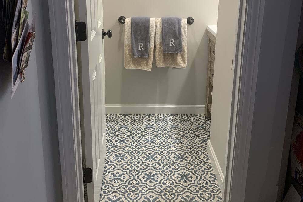 Photo of Bathroom in Thompson Square - Bunker Hill