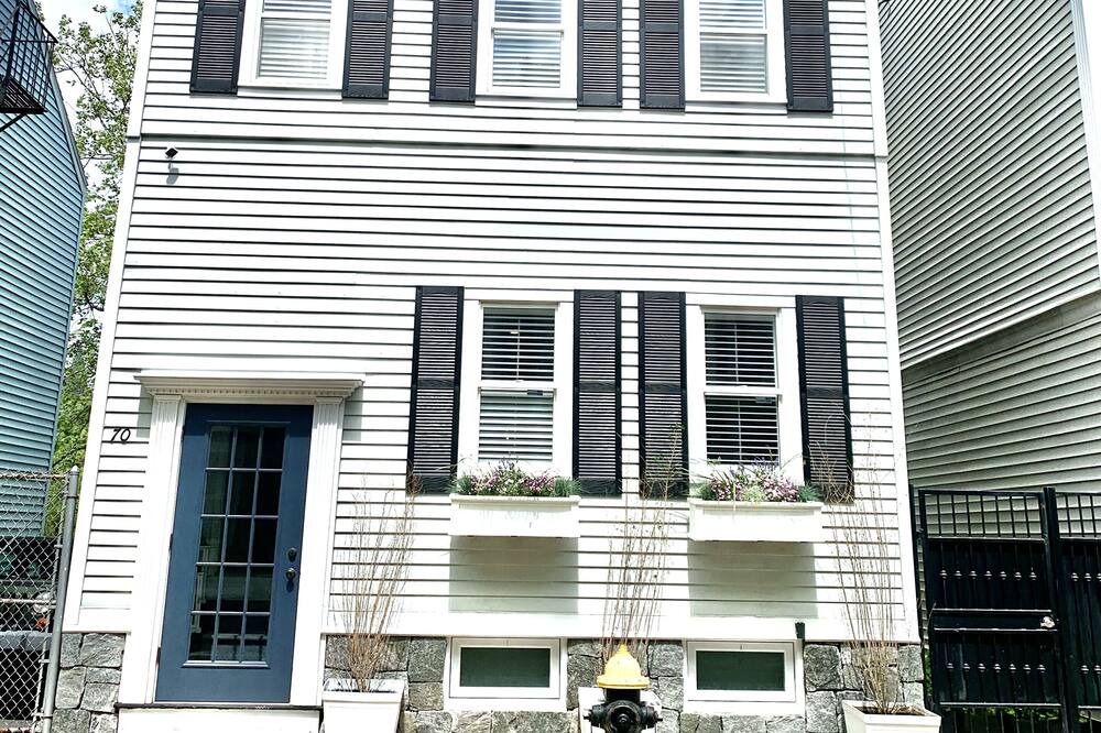 Photo of Outdoor in Thompson Square - Bunker Hill