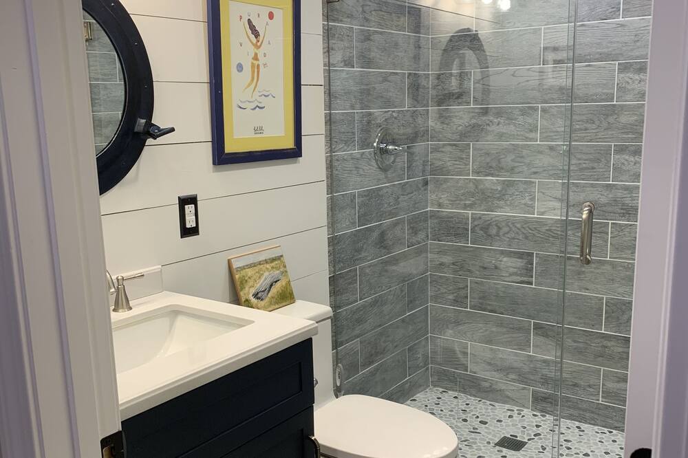 Photo of Bathroom in Thompson Square - Bunker Hill