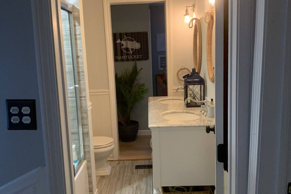 Photo of Bathroom in Thompson Square - Bunker Hill