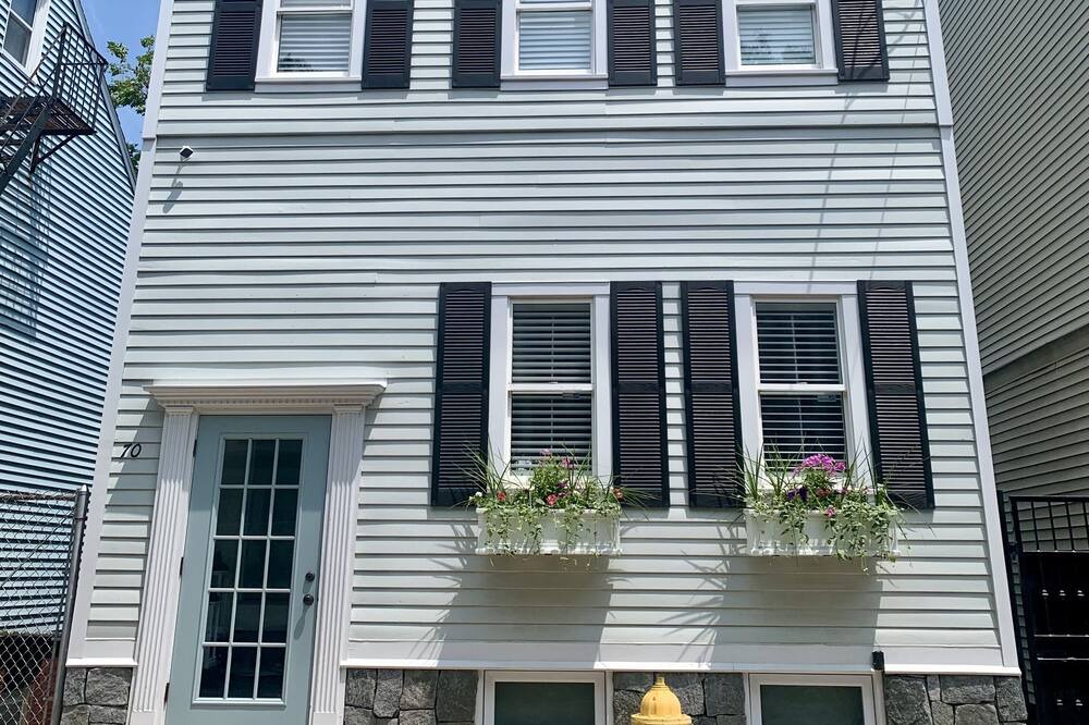 Photo of Others in Thompson Square - Bunker Hill