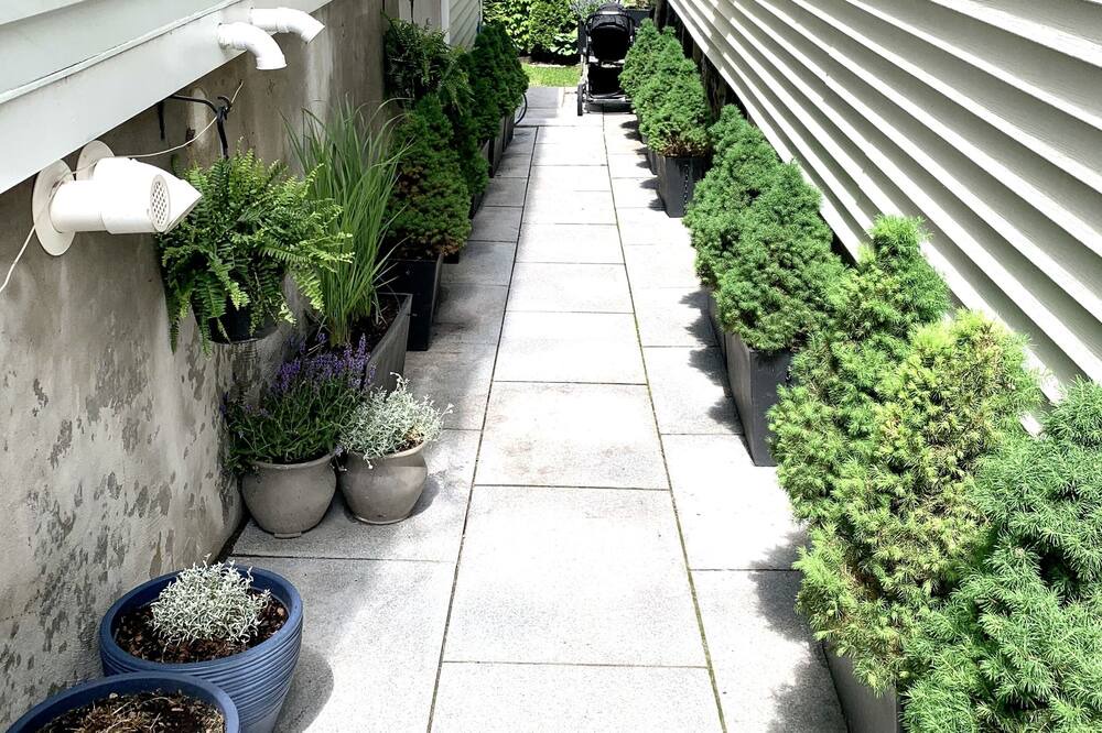 Photo of Outdoor in Thompson Square - Bunker Hill
