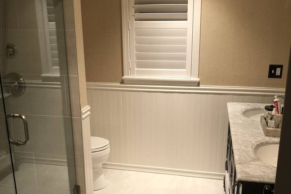 Photo of Bathroom in Thompson Square - Bunker Hill