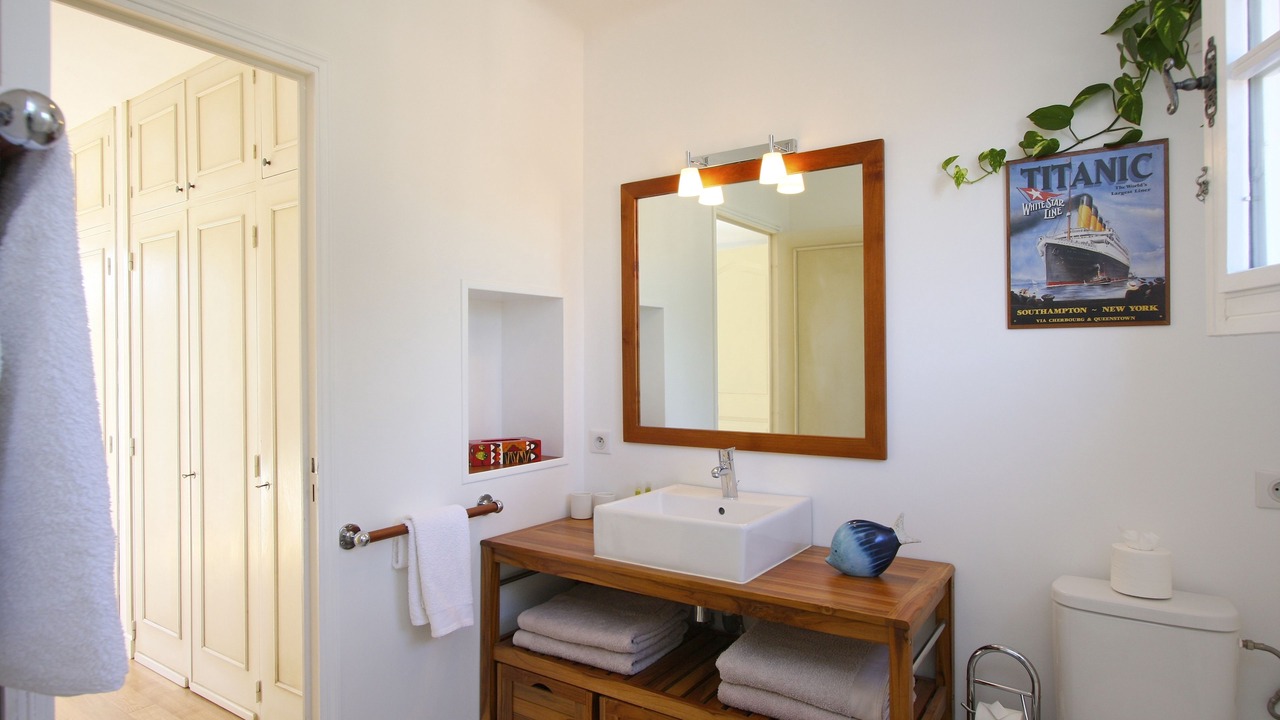 Photo of Bathroom in California - Pezou