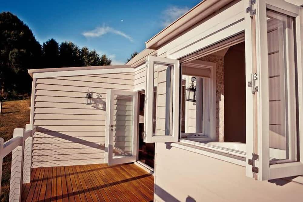 Photo of Others in Emerald