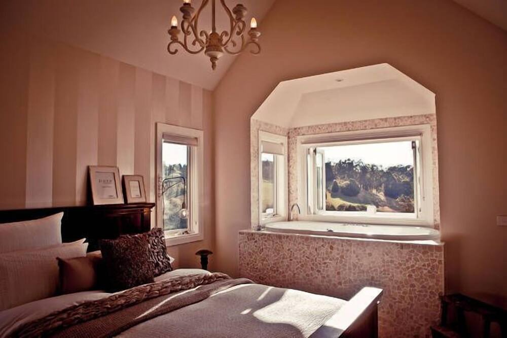 Photo of Others in Emerald