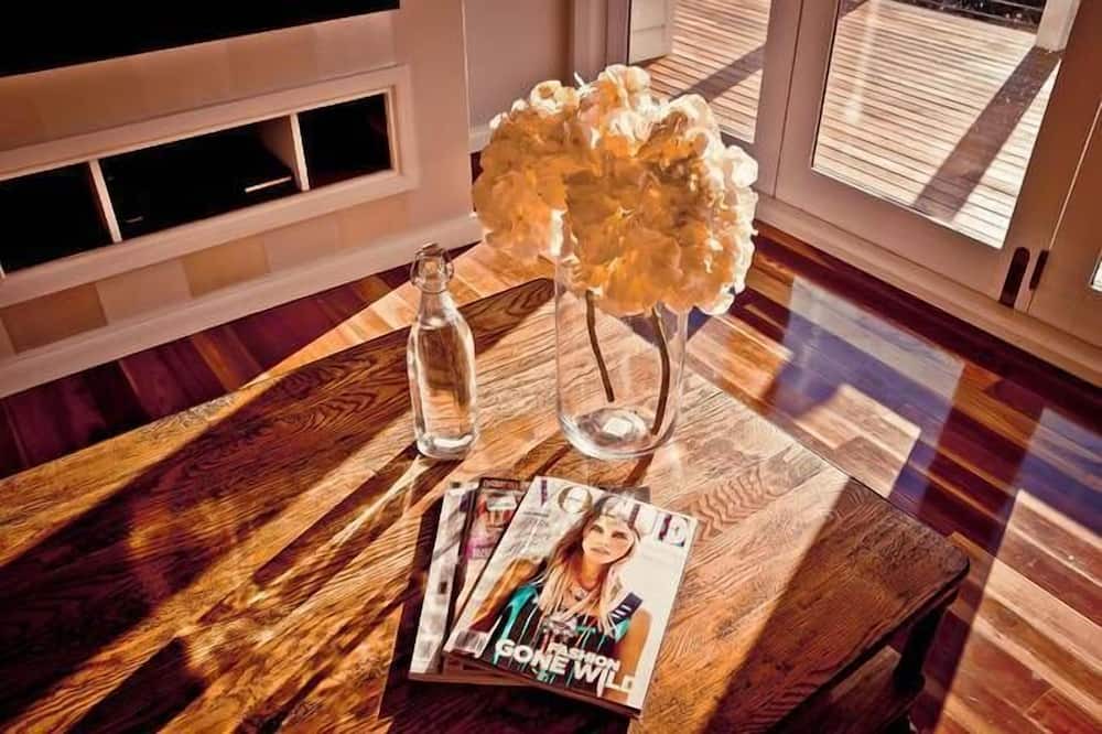 Photo of Others in Emerald