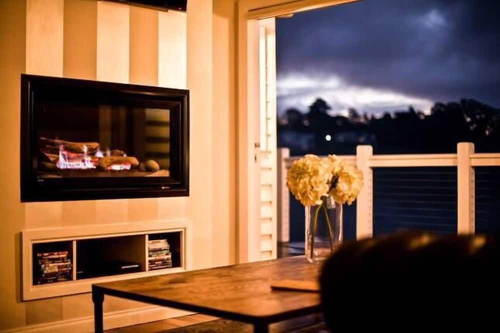 Photo of Others in Emerald