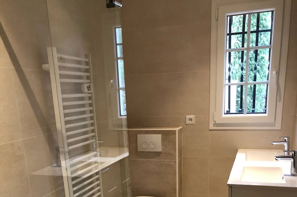 Photo of Bathroom in Roquebrun