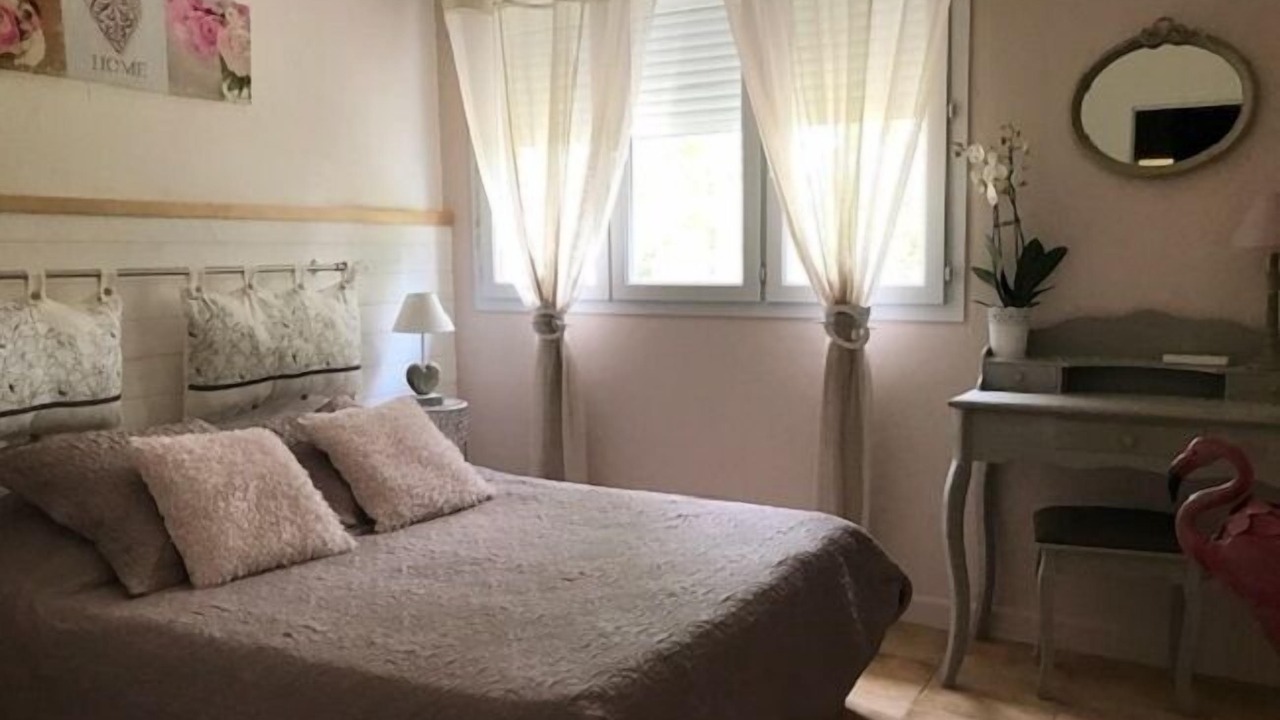 Photo of Bedroom in Lunel-Viel