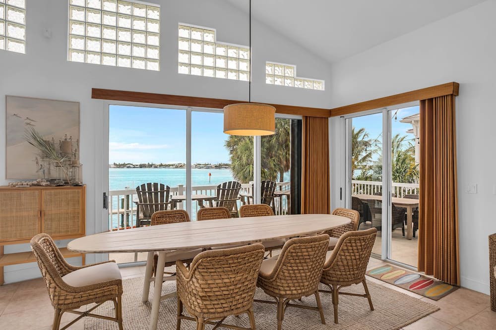 Photo of Others in Coury