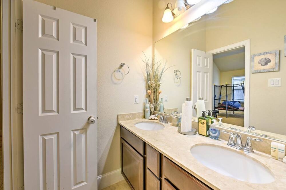 Photo of Bathroom in Clodine