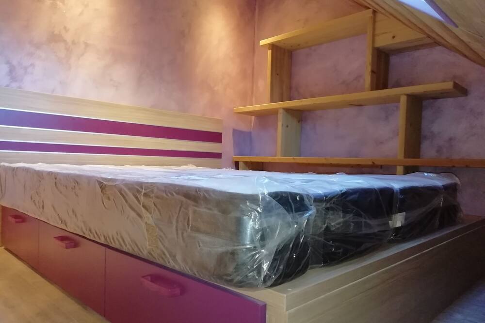 Photo of Bedroom in Thones