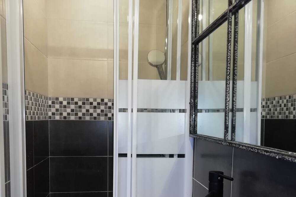 Photo of Bathroom in Thones