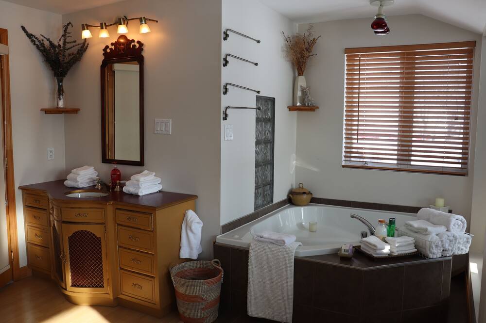 Photo of Bathroom in Saint-Augustin-de-Desmaures