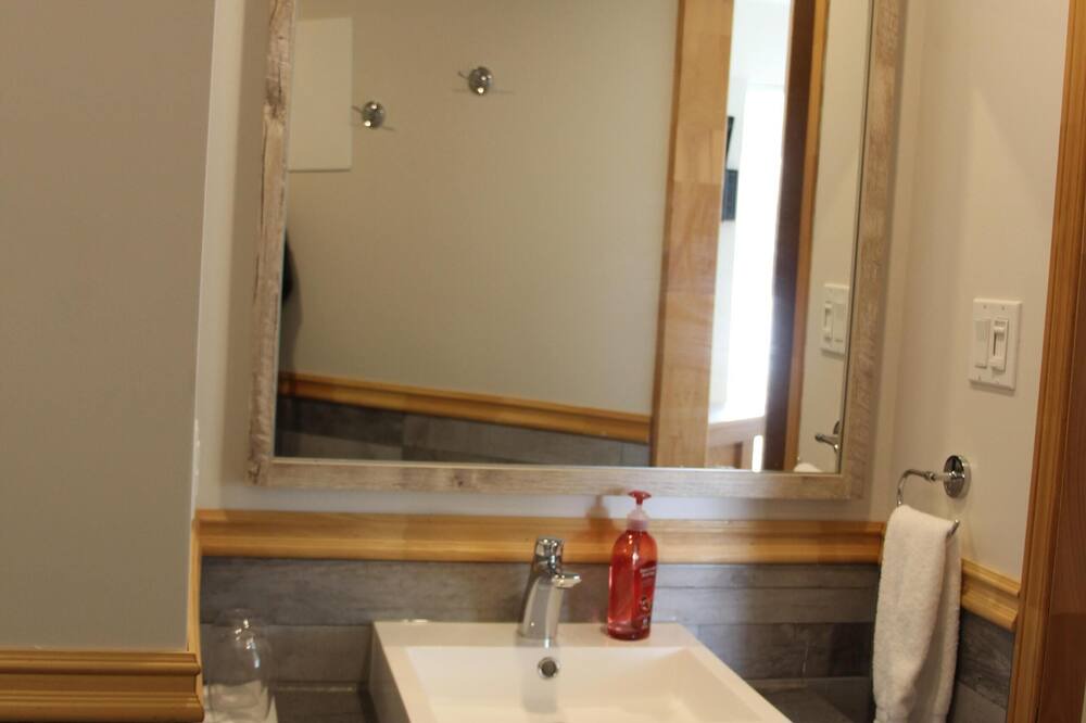 Photo of Bathroom in Saint-Augustin-de-Desmaures