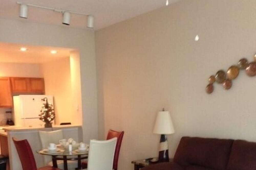 Photo of Livingroom in Venetian Bay Villages