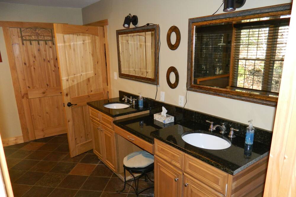 Photo of Bathroom in Dahlonega