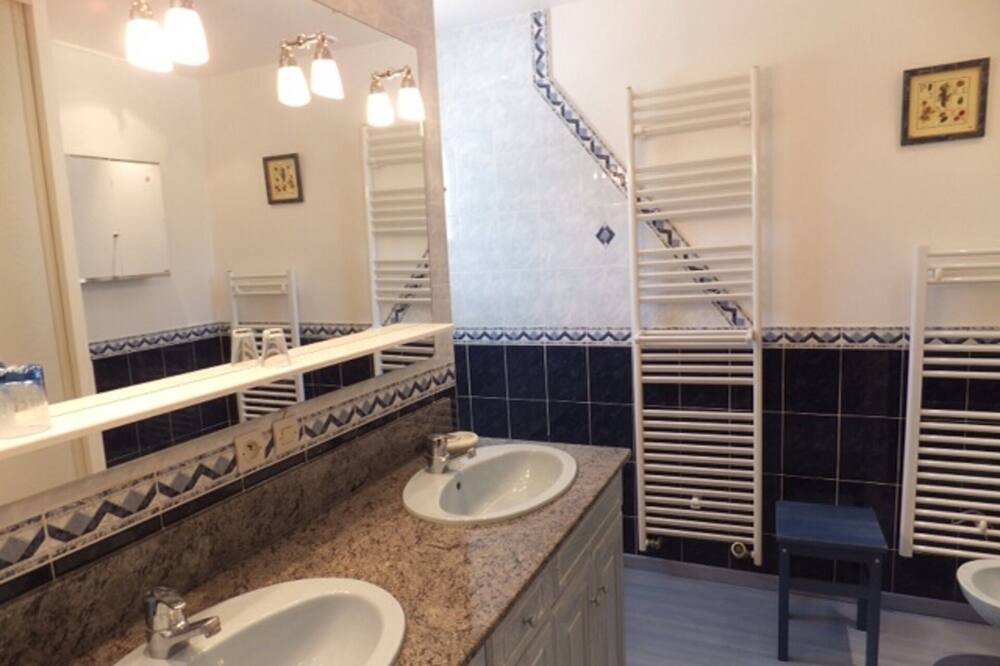 Photo of Bathroom in Brouilla