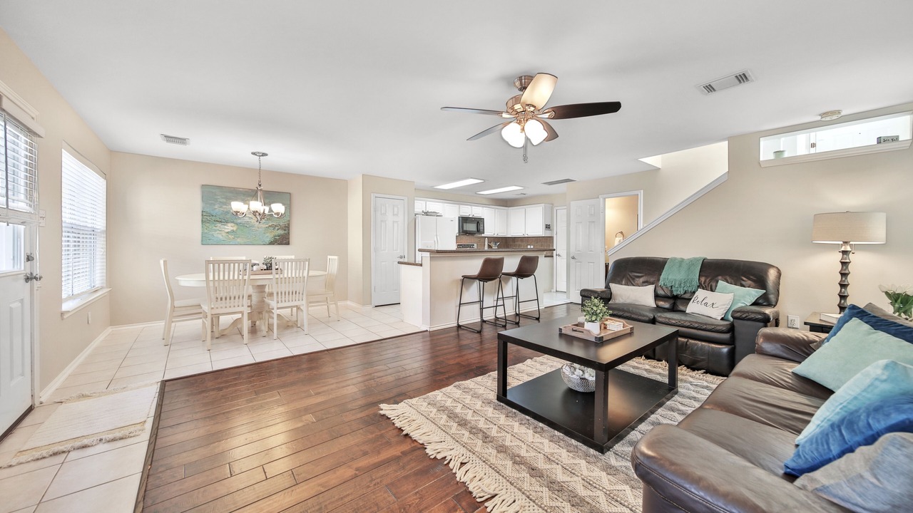 Photo of Livingroom in Alden Bridge