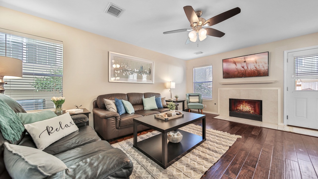 Photo of Livingroom in Alden Bridge