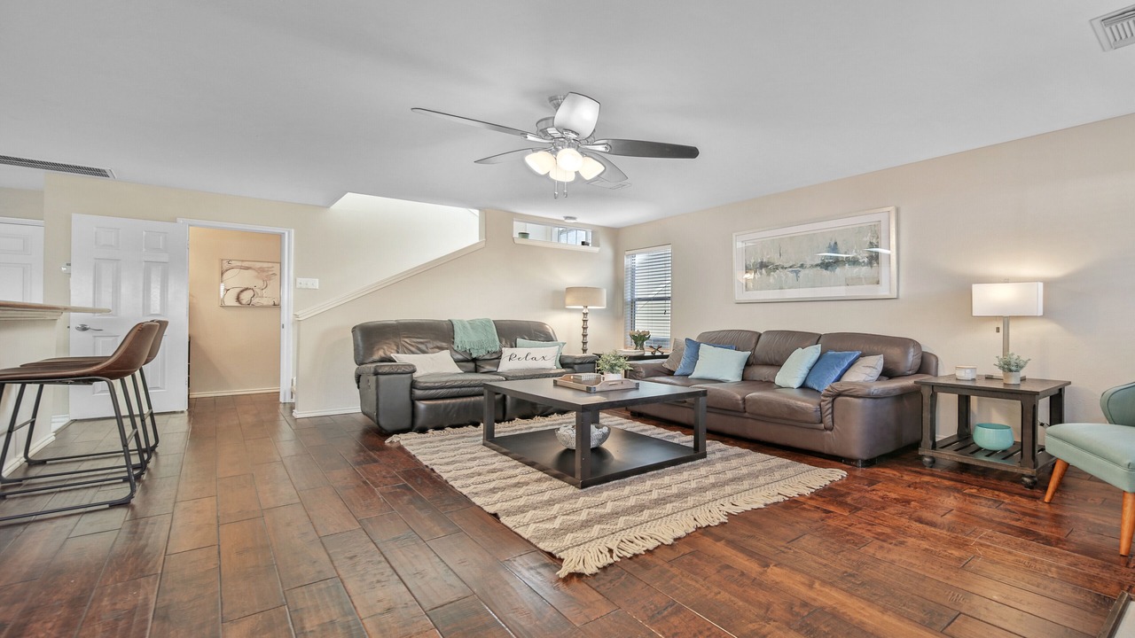 Photo of Livingroom in Alden Bridge