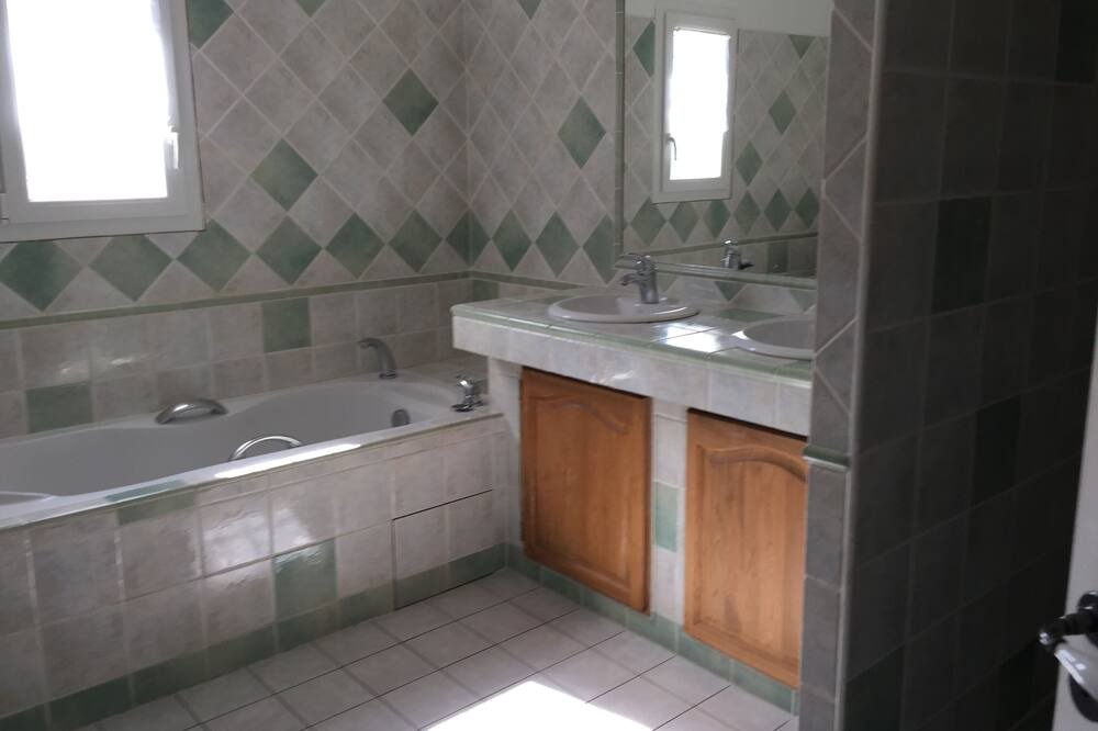Photo of Bathroom in Lirac