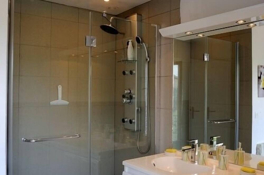 Photo of Bathroom in Dun-les-Places