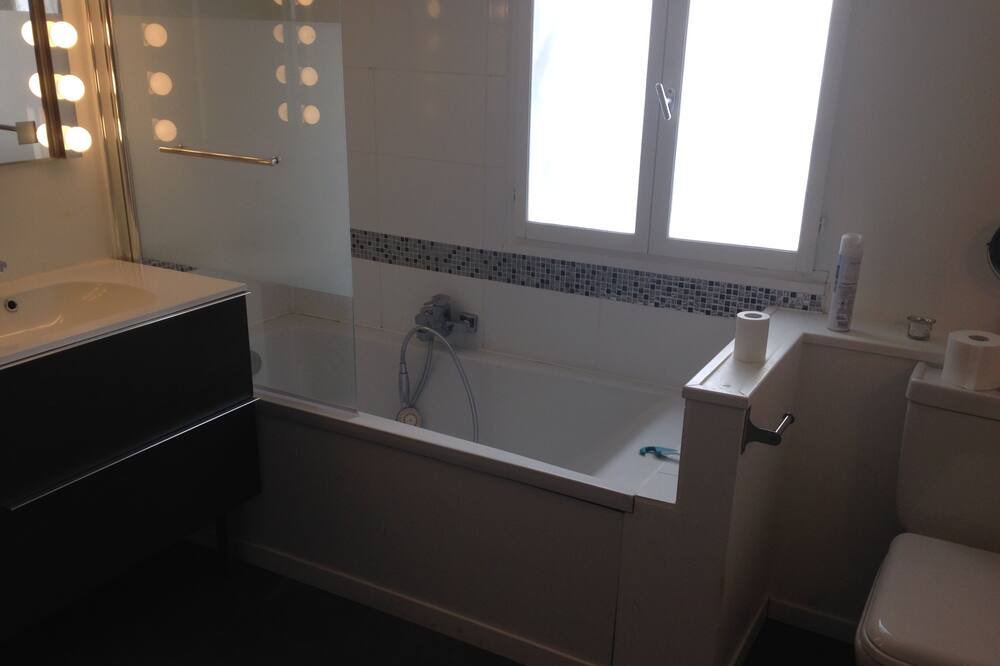 Photo of Bathroom in Poses