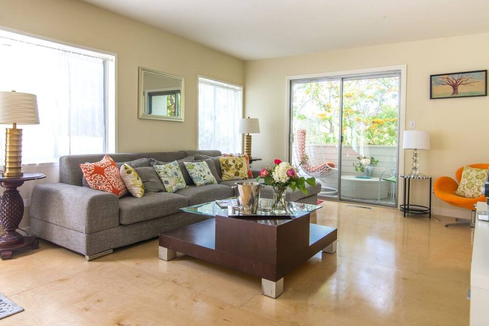 Photo of Livingroom in Sherman Oaks