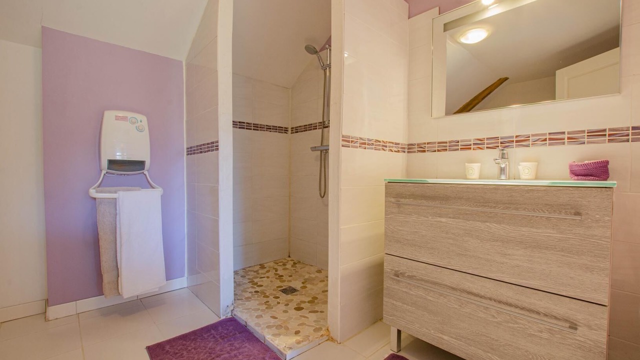 Photo of Bathroom in Clerey