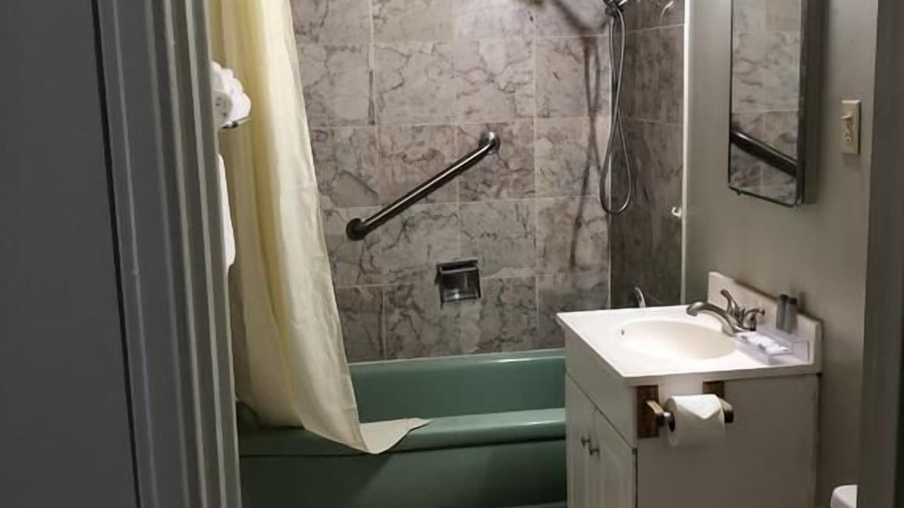 Photo of Bathroom in Yreka