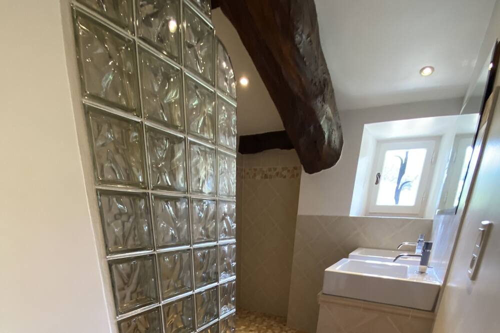 Photo of Bathroom in Sabran