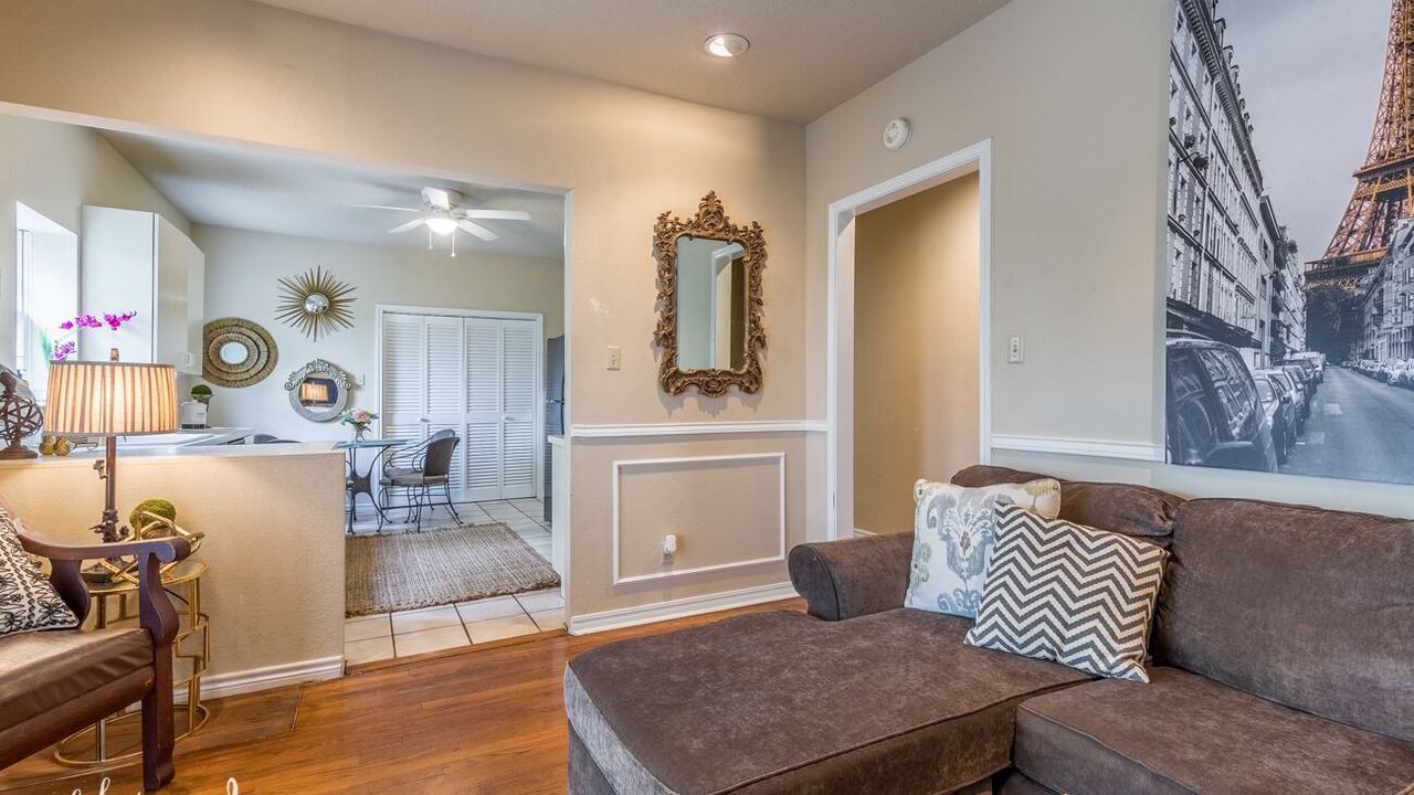 Photo of Livingroom in Sayles Blvd. Area