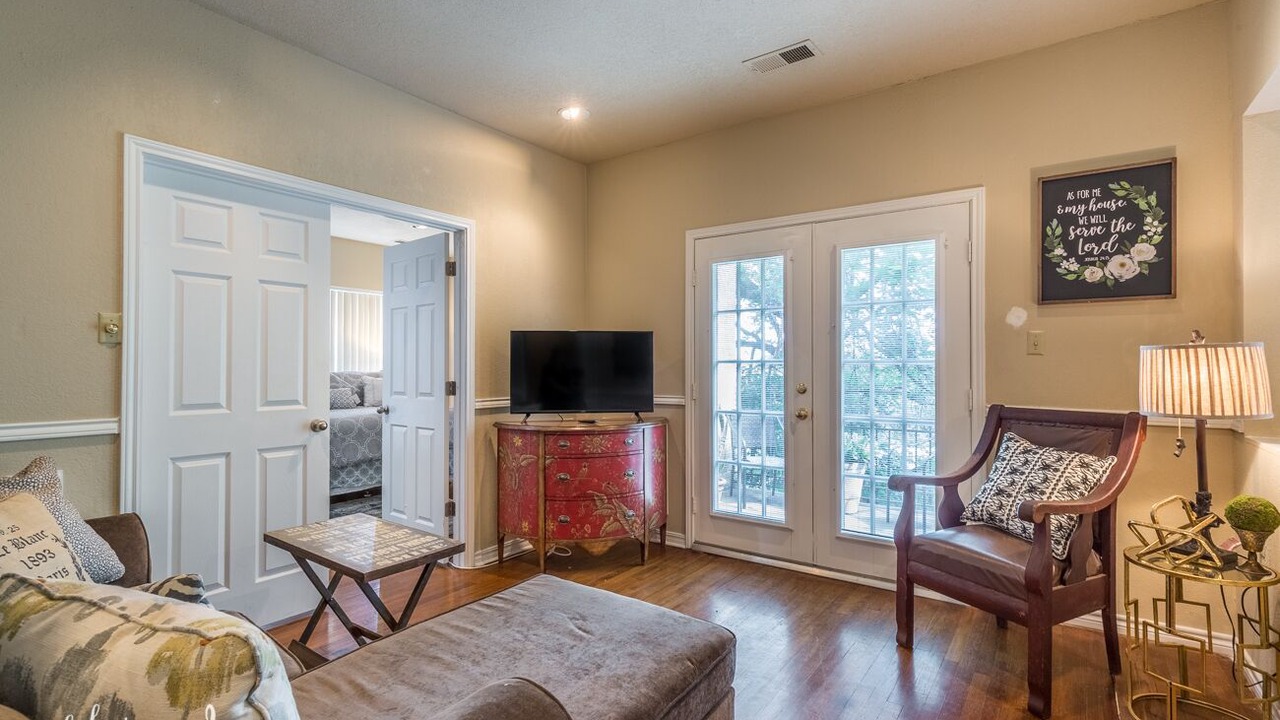 Photo of Livingroom in Sayles Blvd. Area