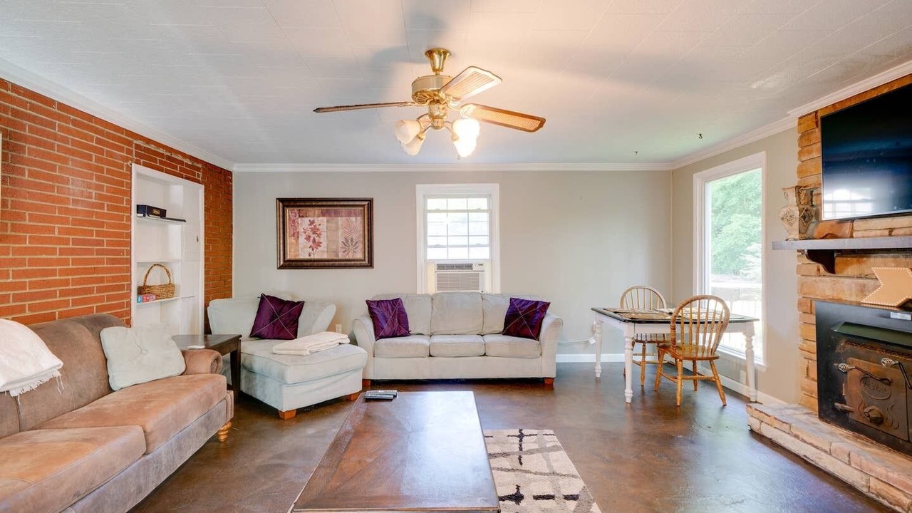 Photo of Livingroom in Hickory Bend