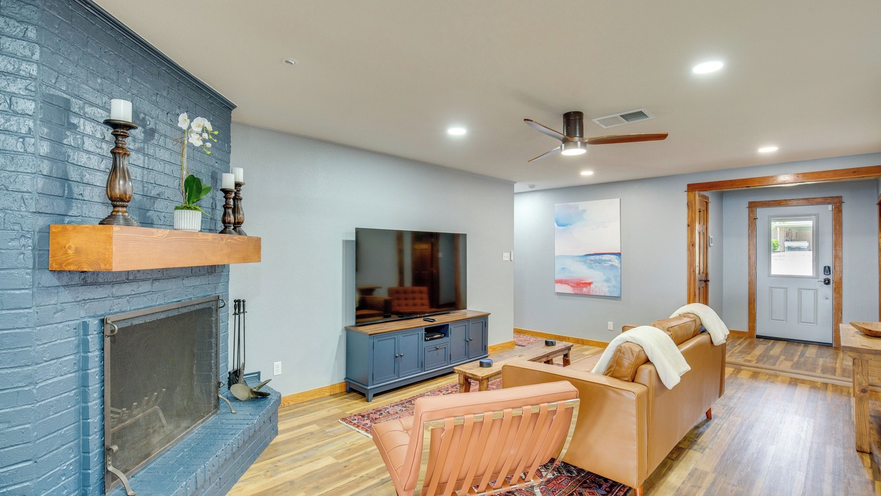 Photo of Livingroom in Gun Barrel City